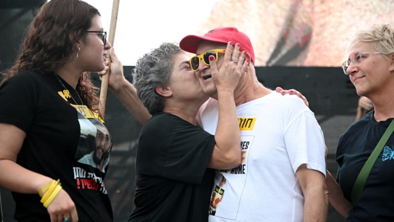 Hamás propustil zbylé izraelské rukojmí, v zajetí byli přes dva roky. Trump je chce navštívit