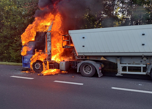 Na dálnici D11 u Chlumce nad Cidlinou hoří kamion, doprava stojí