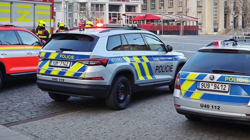 Srazily se auta, motorka i vlak. Při nehodě u Prahy se zranili tři lidé, mezi nimi děti