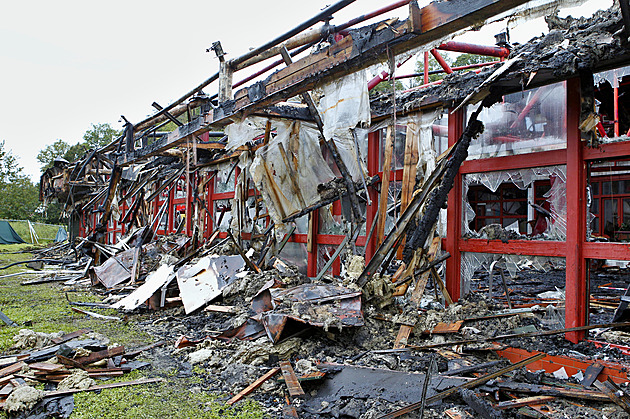 V Krumlově začne demolice vyhořelého bazénu. Vzplál při likvidaci sršního hnízda