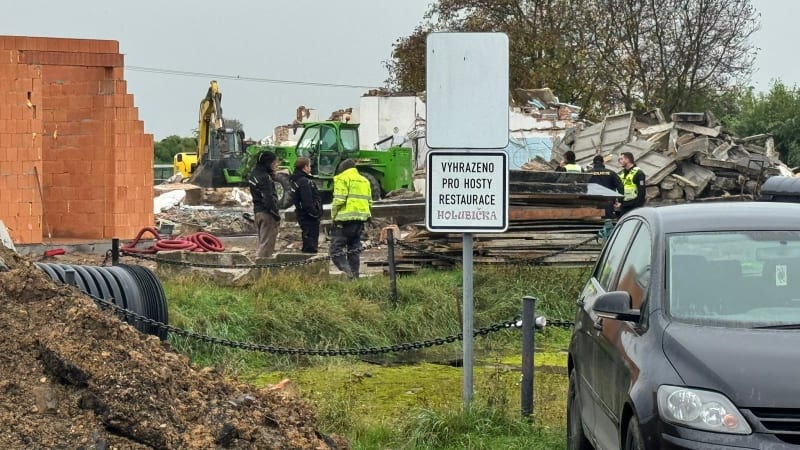 Tragická smrt dělníka v Holubicích u Prahy: Zemřel při demolici, zavalila ho zeď