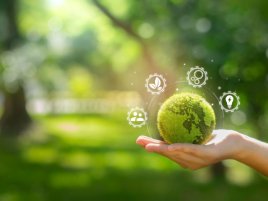 „Říkejte mi pokrytec,“ vzkazuje Gates. Emise uhlíku nejsou problém, chudoba ano