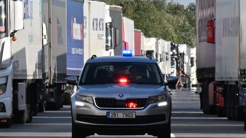 Srážka auta s autobusem zastavila D11 ve směru na Prahu. Aktuálně se jezdí jedním pruhem