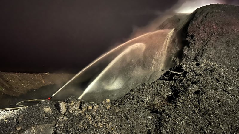 Hasiči likvidují rozsáhlý požár štěpky u Litvínova. Vyhlásili třetí stupeň poplachu