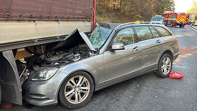 Řidič nedobrzdil a napasoval auto pod návěs. Nehoda paralyzovala tah na jih Čech