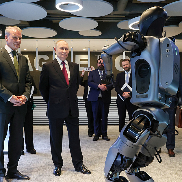 Putinovi po fiasku ukázali nového robota, zatancoval mu. Hezké, utrousil šéf Kremlu