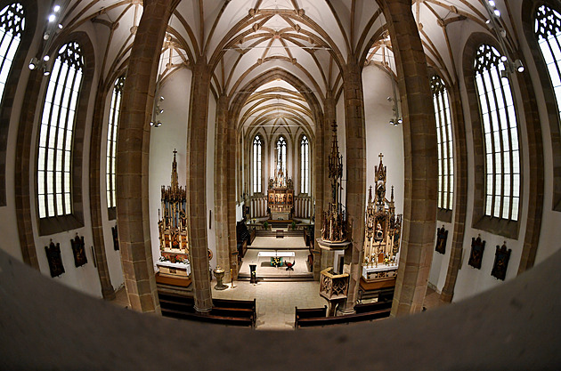 OBRAZEM: „Tajný“ byt i moderní stůl. Šikmý kostel v Ústí skrývá řadu příběhů