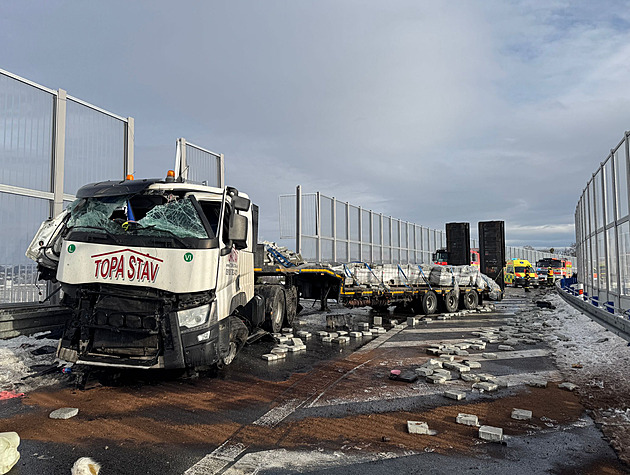 Kamion narazil do protihlukové zdi, skla padala na auta jedoucí po dálnici