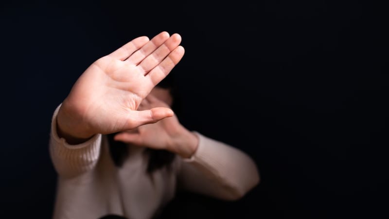 Nezavírejme oči: I tiché násilí vyžaduje zásah blízkých. Jak můžete obětem pomoci?