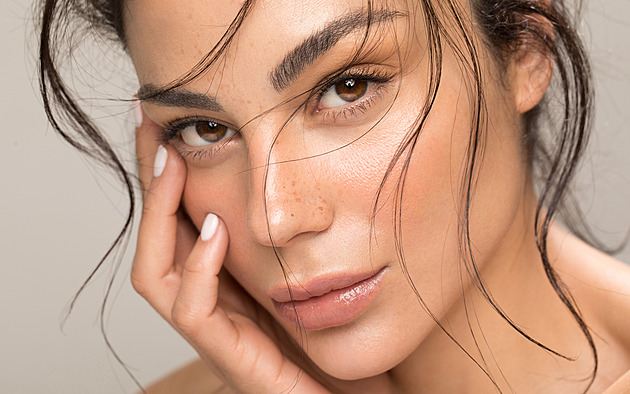 Párty sezona bez filtrů: 3 hi-tech ošetření, která vám viditelně zpevní pleť i tělo