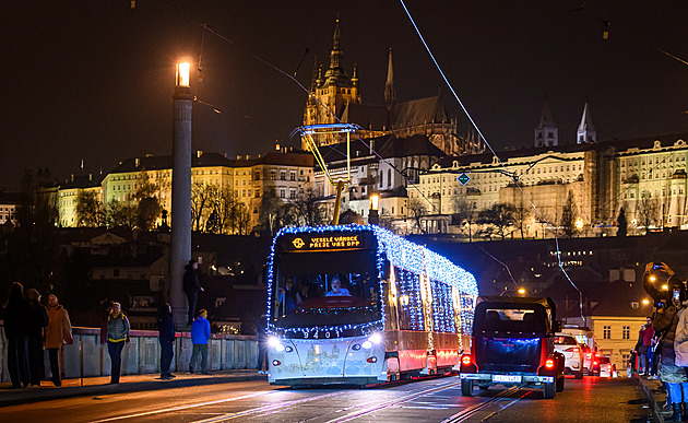 Světelná show odstartovala. Do ulic Prahy vyjela nazdobená flotila tramvají i autobusů