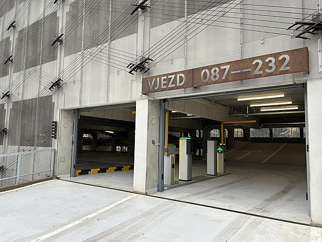 Nové zázemí pro 235 aut. Tábor otevřel na sídlišti parkovací dům Sojčák