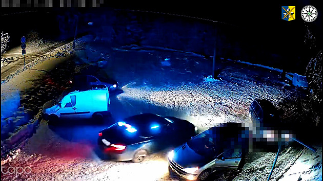 Nebezpečná zábava na zasněženém Valašsku. Policie chytila dvanáct driftařů