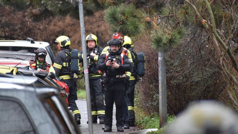 Velký policejní zásah v Malešicích: Muž se zabarikádoval a hrozí zapálením budovy