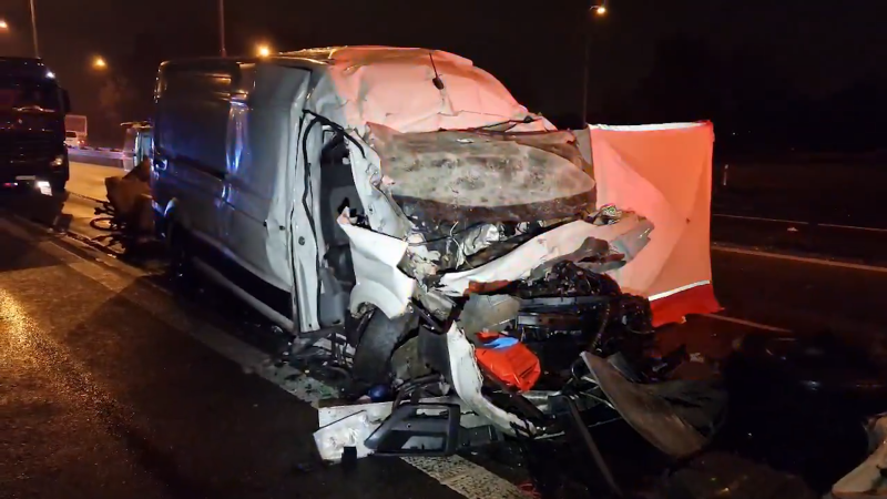 Při tragické nehodě u Brna zemřeli dva lidé. Na dálnici D1 se tvoří obří kolona