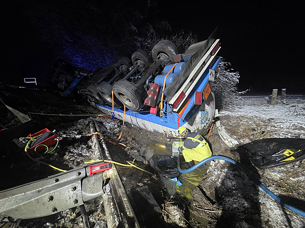 Na Rakovnicku se převrátila cisterna, tisíce litrů benzinu a nafty z ní unikly i do potoka