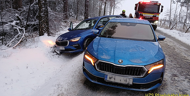 Meteorologové zpřísnili výstrahu před sněžením. Záchranáři řeší desítky nehod