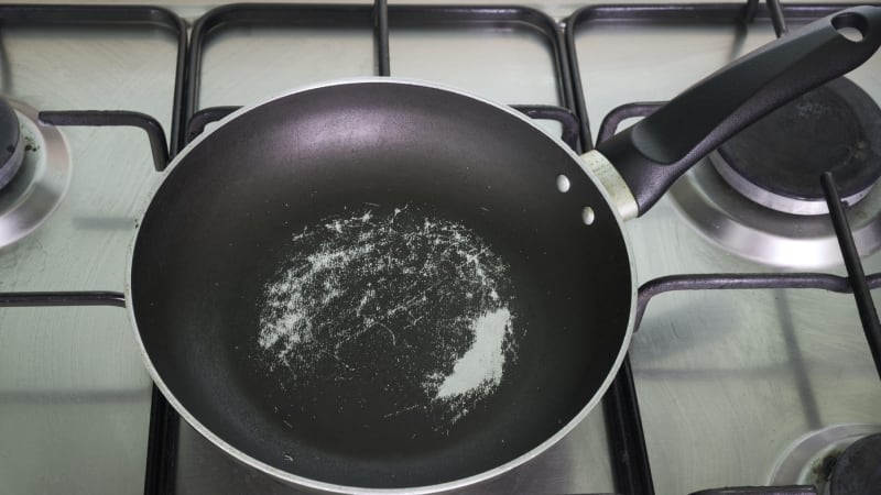 Teflonová pánev jako hrozba? Pozor na toxické látky při vaření, varuje expert