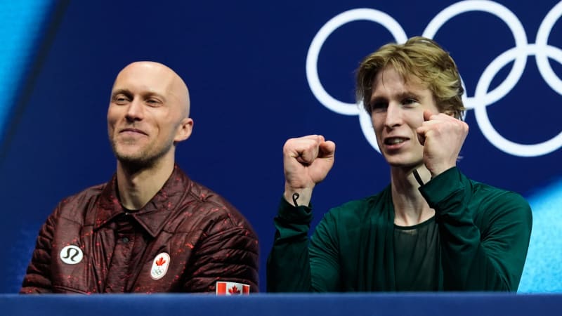 Nejvytíženější muž olympiády? Krasobruslařský mág je jako chameleon, převléká 13 kabátů