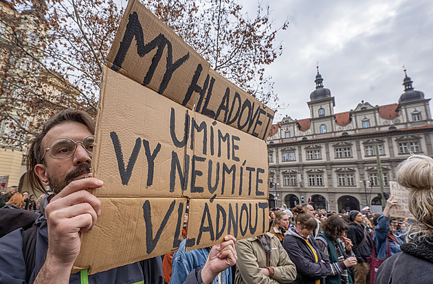 Poslanci schvalují rozpočet. Před Sněmovnou protestovali zástupci kultury