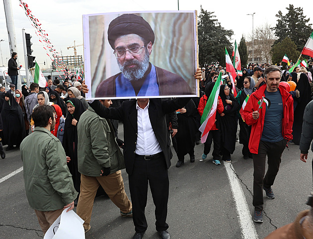 Chameneí je zraněný, přiznávají v Íránu. Píše se o zásahu nohou