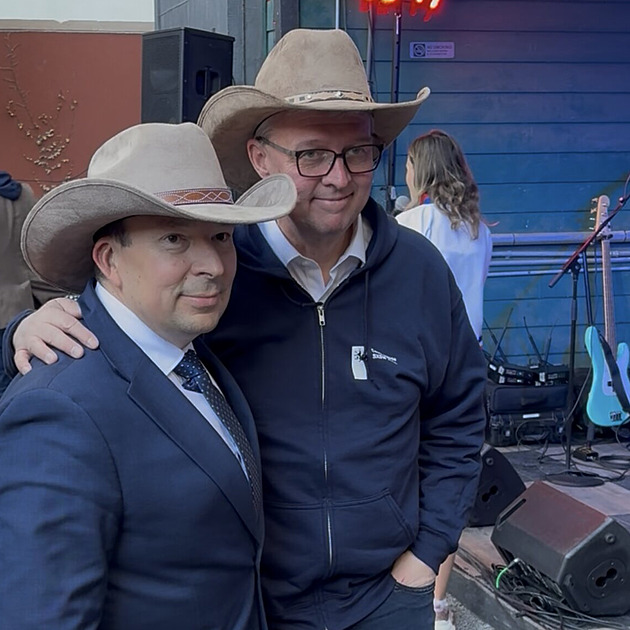 Pistole, „kolache“ a kovboj Havlíček. Ministr otevřel v Texasu Český dům