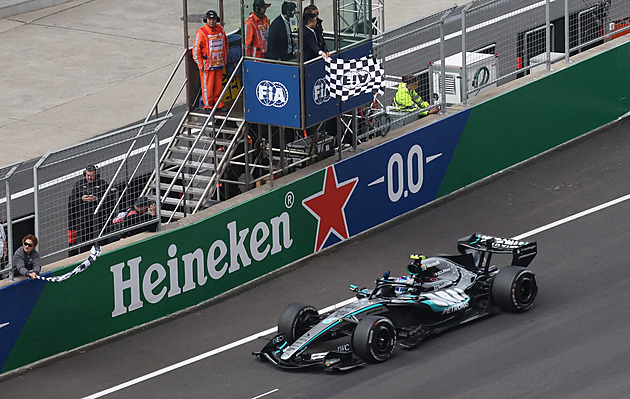 Antonelli má první triumf, Hamilton je zpět na pódiu. Noční můra v Číně pro mclareny