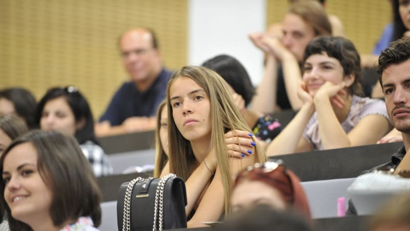 Experti: Kvůli výdajům na obranu a důchody se nevyhneme debatě o školném na vysokých školách