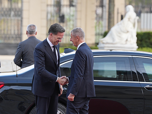 Babiš jedná s šéfem NATO Ruttem, tématem je summit NATO i výdaje na obranu