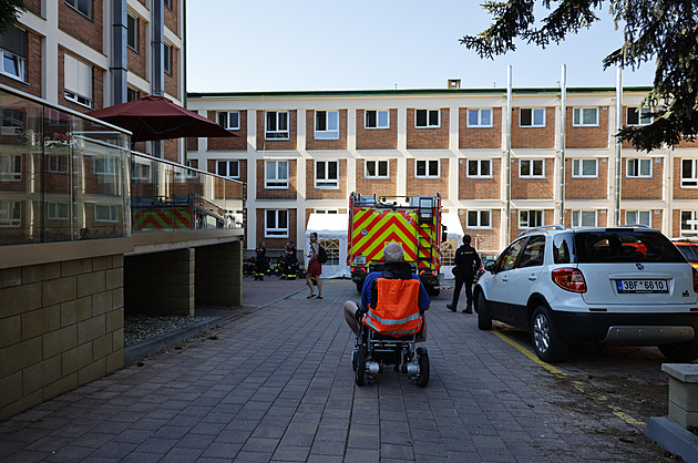Požár v brněnském domově pro seniory Kociánka. Kouř vyhnal klienty na ulici