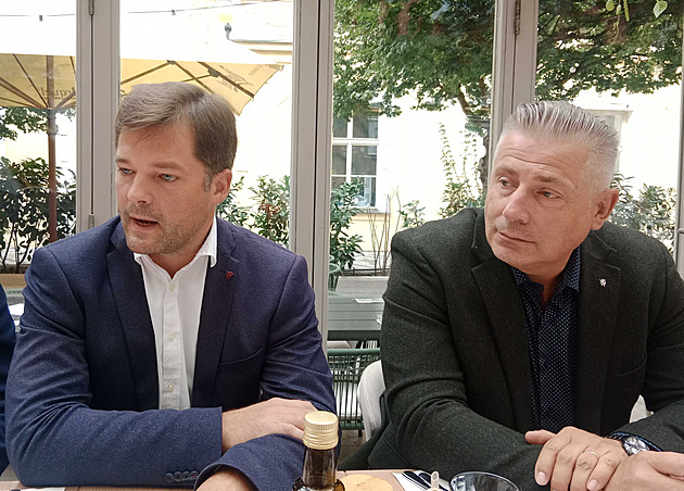 Vláda neplní sliby, začíná se vybarvovat jako probyznysová, říká šéf SOCDEM