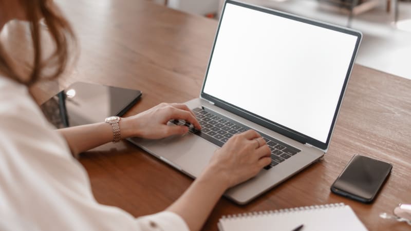 Internet padá, weby se nenačítají. Uživatelé hlásí problémy s řadou služeb