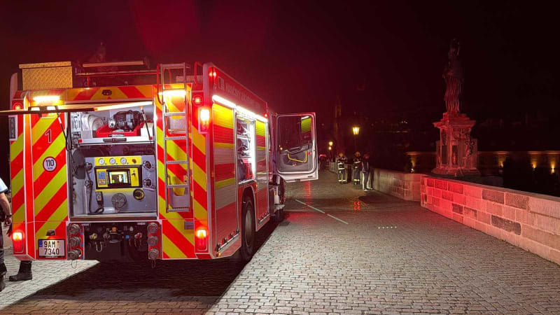 Opilý muž skočil z Karlova mostu. Měl skoro tři promile, z Vltavy ho tahal člun potápěčů