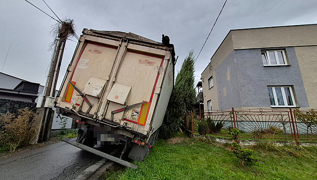 Tahač s třiceti tunami uhlí sjel ze silnice, hrozil únik plynu