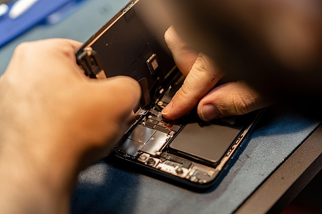 Z použitých součástek sestavili víc než milion mobilů. Prodávali je jako nové