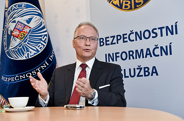 Omyl s navigací či cvičení u hranic? Nevěříme vám, vzkazuje šéf BIS Rusku