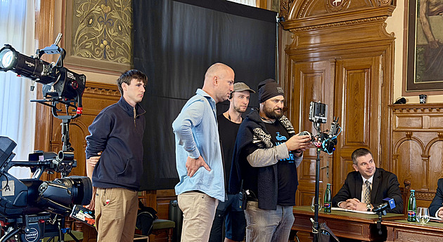 Z radnice Senát a úředníci v rolích novinářů. Je to vlastně pardubický film, říká režisér